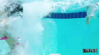 Две подруги плавают в бассейне и вылизывают киски друг дружки