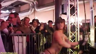 Две зрелые стриптизерши на сцене раздеваются и трогают друг дружку