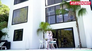 Две блондинки после завтрака во дворе занимаются сексом