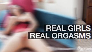 Красотки на диване ласкают мокрые киски пальчиками