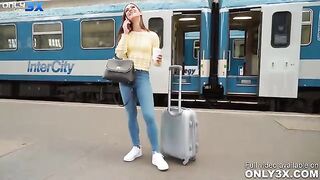 Застукала брюнетку за мастурбацией и вылизала ее пизду