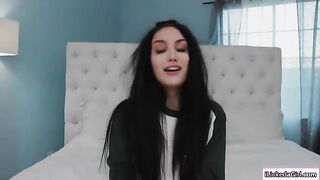 Сексуальная брюнетка на кастинге шалит с горячей блондинкой перед камерой