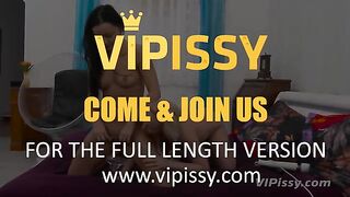 Брюнетка купила новые игрушки и трахнула подпругу в мокрую киску