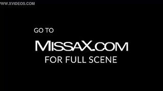 Молодую блондинку надо учить подчинению